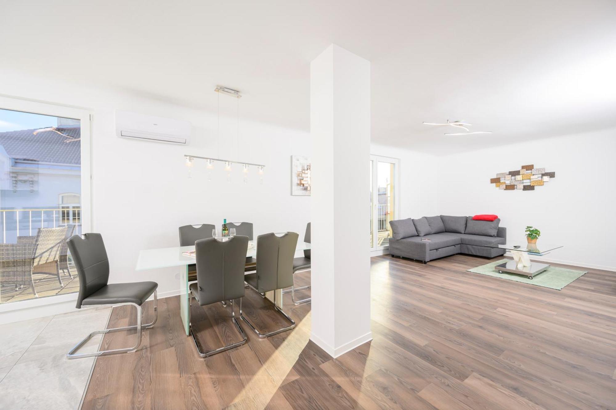 Hub Close To Main Station By Jr Viena