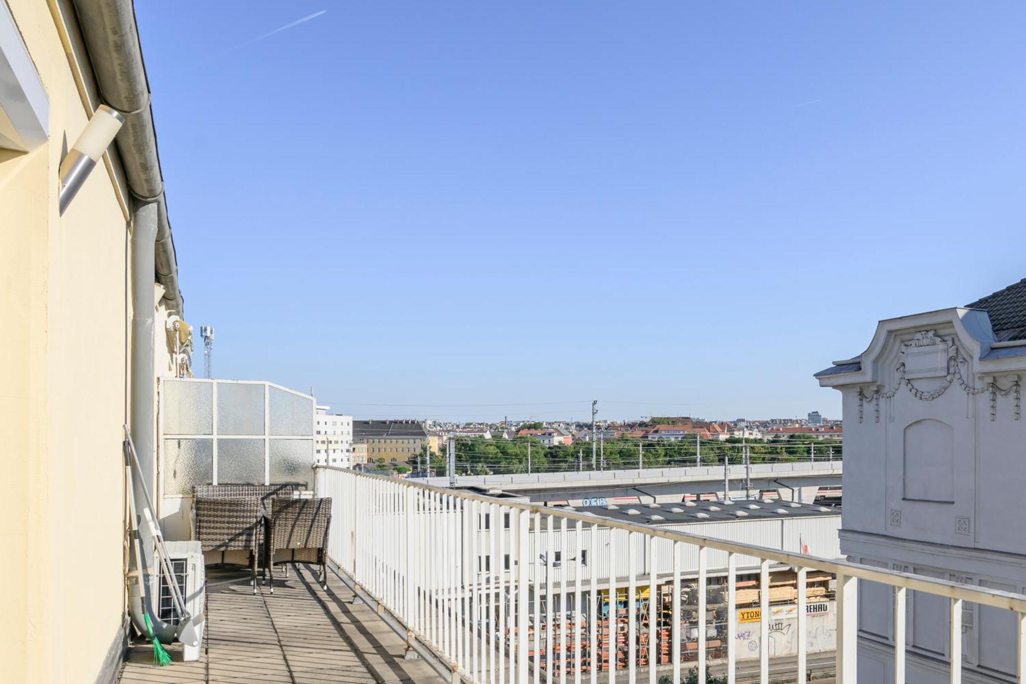 Hub Close To Main Station By Jr Viena